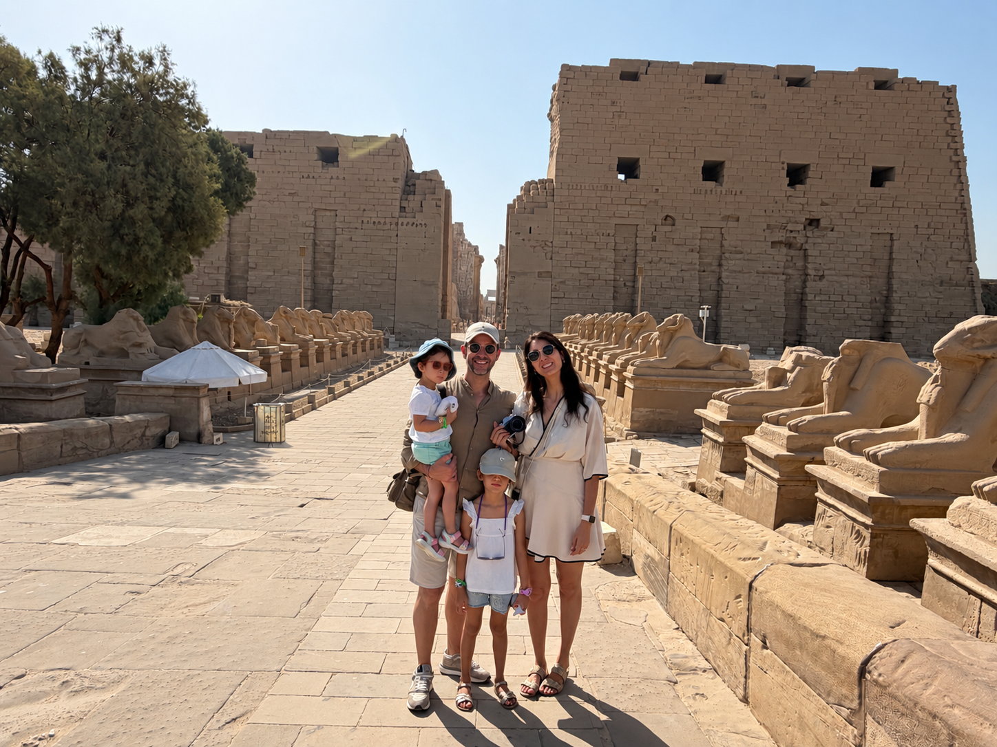 A família por trás da ByTheGate, numa viagem a Luxor, no Egito